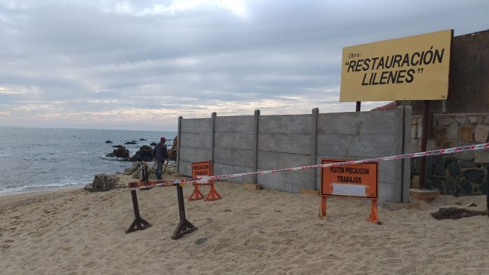 Dueño de terreno en playa de Concón volvió a levantar un muro luego que vecinos lo destruyeran