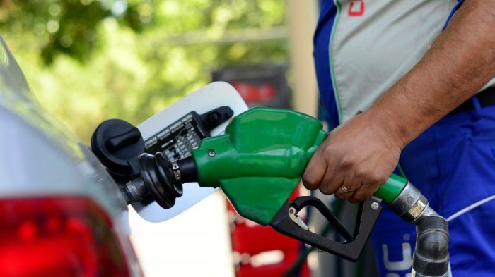 ¡A llenar el estanque! Este jueves baja el precio de todos los combustibles