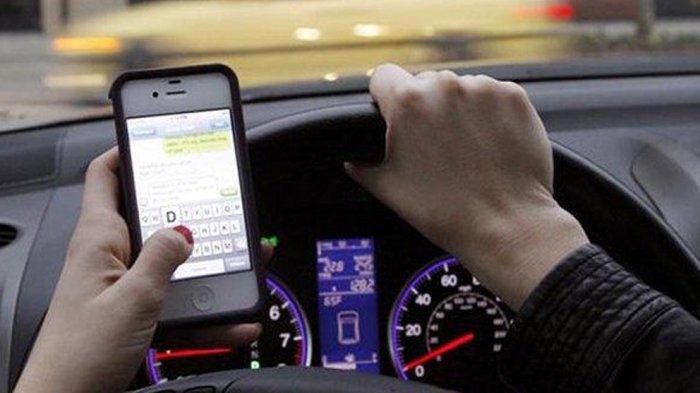 Multas por usar el celular mientras conduces podrían llegar hasta los $147.000