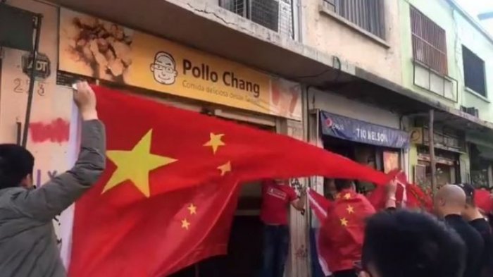 Captan a manifestantes pro China atacando restaurante en Estación Central: Dueño apoyaría movimiento pro Hong Kong