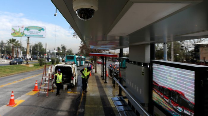 Gobierno anuncia plan de renovación y mantenimiento de más de nueve mil paraderos de la Región Metropolitana