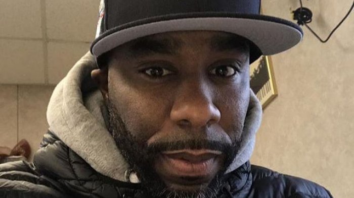 Revelan video de ex basquetbolista de la NBA arrastrando a una mujer desnuda hacia un motel