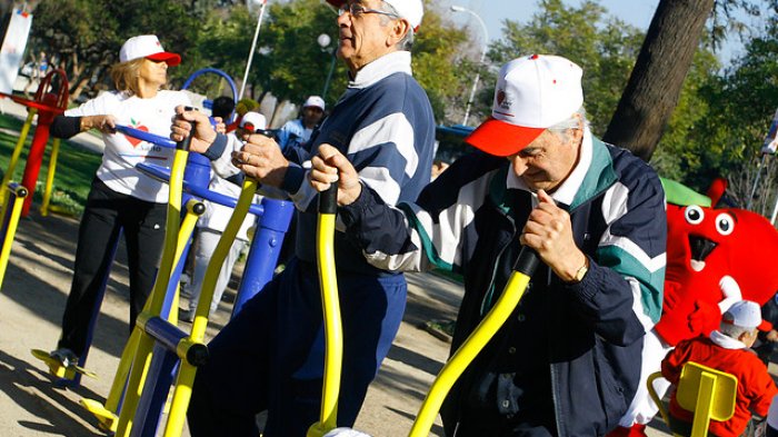 Expertos entregan consejos para contrarrestar riesgos cardiovasculares para personas sedentarias