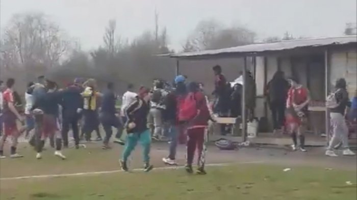 Patadas iban y combos venían: La batalla campal entre futbolistas e hinchas durante partido amateur