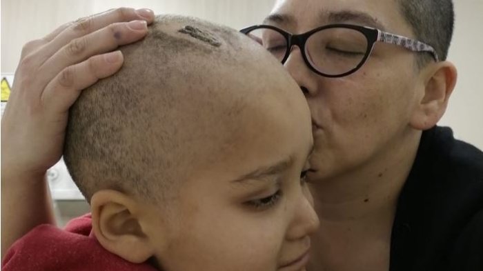 Ambos tienen cáncer, pero la madre pospuso todo para asegurar el tratamiento de su hijo: Ha usado morfina para estar con él