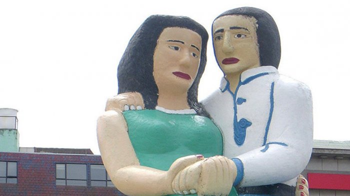 El amor es más fuerte: Estatua 