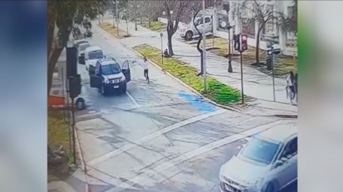 A plena luz del día: Menores asaltaron a sobrina de Sergio Livingstone cuando esperaba la luz verde de un semáforo