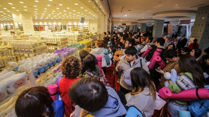 Más de 200 personas hicieron fila esperando la apertura de Miniso, la tienda de diseño japonés que llegó a Santiago