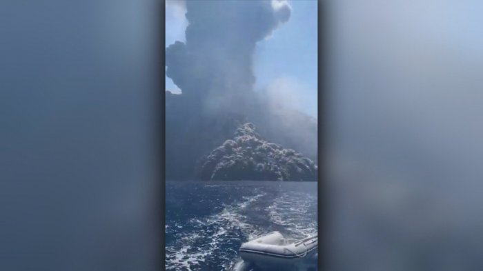 Turistas graban impactante video mientras escapan de volcán en erupción en Italia
