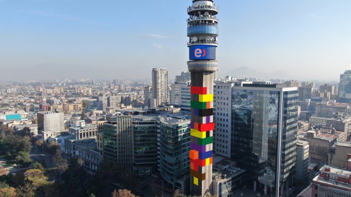 La Torre Entel se convierte en un colorido juego de jenga tras exitoso concurso de arte urbano