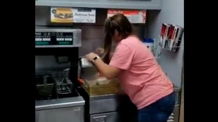 Graban momento exacto cuando ratón se lanza a una freidora en un local de comida rápida