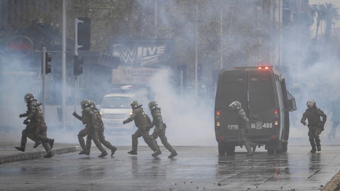 Protesta no autorizada mantiene el tránsito cortado en la Alameda: Se registran incidentes y detenidos