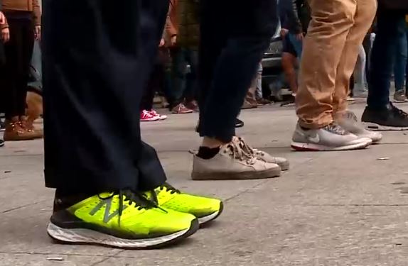 Viernes de zapatillas: Trabajadores públicos le podrán decir adiós a los zapatos y a los tacos
