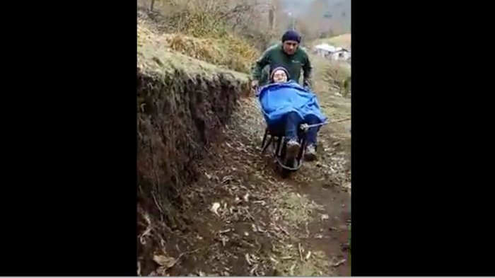 Mujer con accidente cerebral es trasladada casi un kilómetro en carretilla porque ambulancia no puede acercarse a su hogar