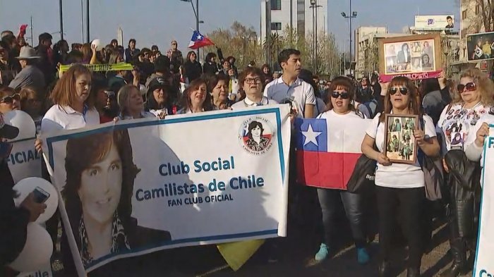 Fanáticos de Camilo Sesto homenajean al artista con una velatón en Plaza Italia
