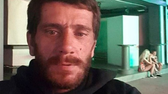 Lo condenaron a 52 años de prisión por violación, pero ya está libre y se toma escalofriantes selfies entre turistas