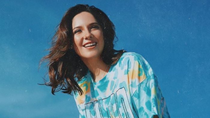 “Se ve más joven que yo”: La sincera reflexión de Kel Calderón al encontrarse con Thalía en alfombra roja