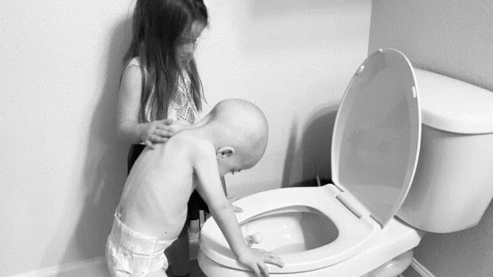 Captan a una niña dando fuerzas a su hermano después de las quimioterapias en su dura batalla contra el cáncer
