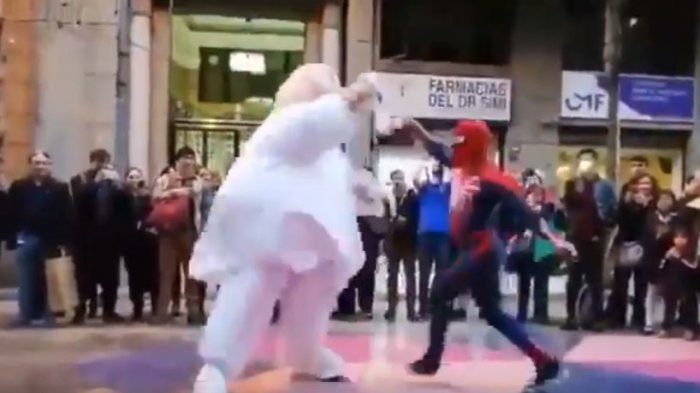 “Ni Marvel se atrevió a tanto”: El sorpresivo pie de cueca que reunió al Dr. Simi y Estúpido y Sensual Spiderman