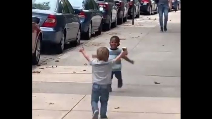 El tierno abrazo de dos niños que se ha ganado el amor de las redes sociales