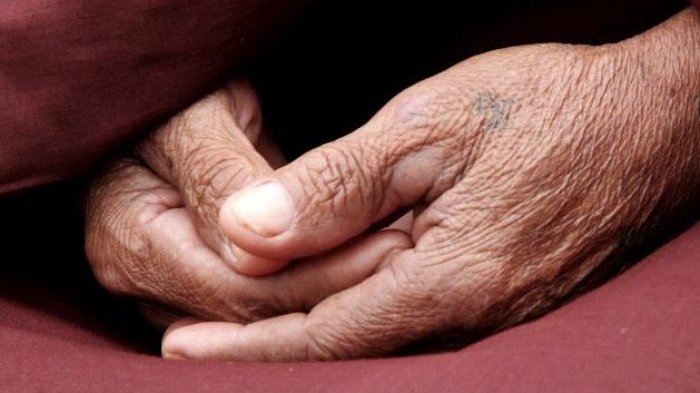 Sentirse una carga y con falta de esperanza: Los posibles motivos del aumento de suicidios de adultos mayores