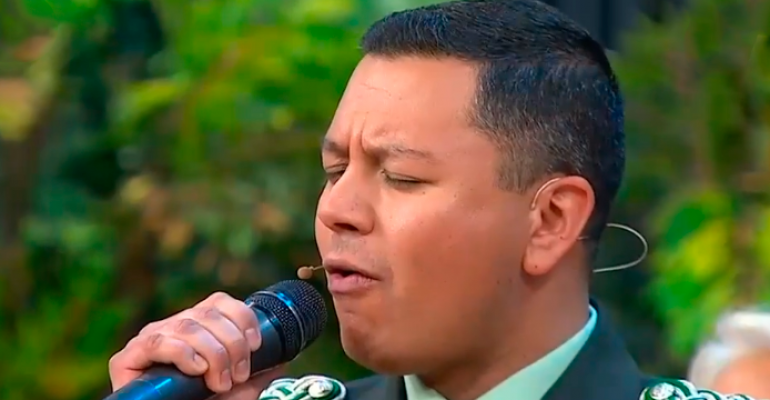 Conoce la historia del gendarme fanático de Camilo Sesto