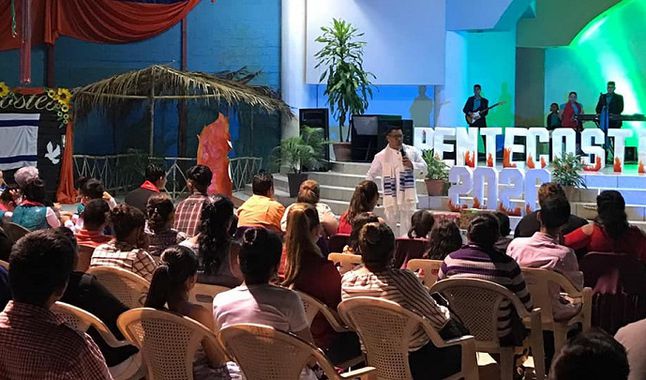 Pastor sacrificó un chivo en plena misa para 