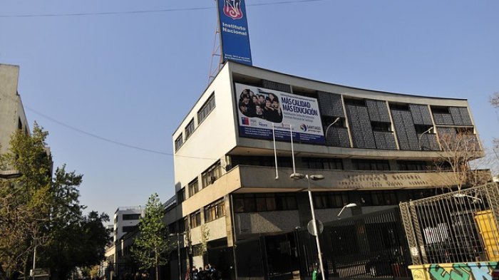 Contraloría declara ilegal revisión de mochilas a alumnos del Instituto Nacional