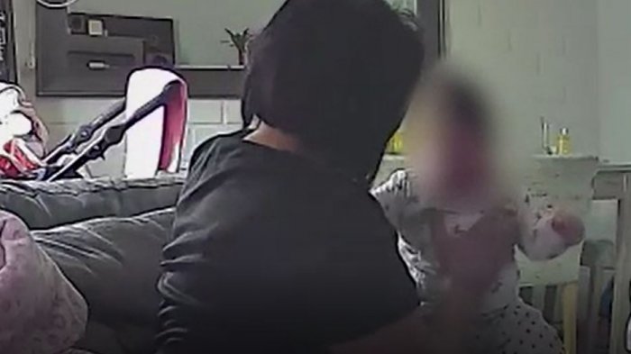 Madre descubre los maltratos de la niñera a su guagua tras instalar cámara en su casa