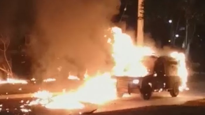 Violento ataque a Carabineros: Carro policial recibió más de 15 bombas mólotov y se tuvo que retirar envuelto en llamas