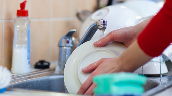 No sirve de nada y puede ser peligroso: Expertos explican por qué está mal mezclar lavalozas con cloro