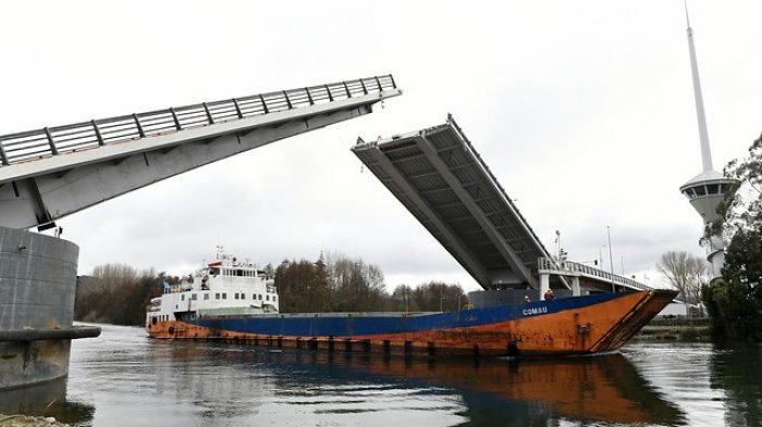 Polémico Puente Cau Cau continúa presentando falencias a casi 8 años de su construcción