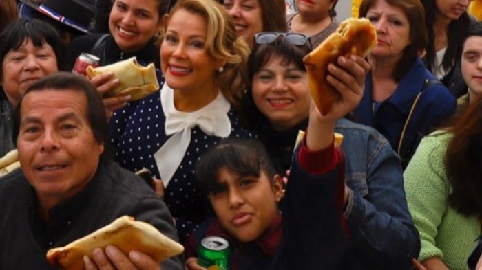 Denuncian que la Municipalidad de Maipú pagó casi el doble por empanadas a una empresa creada hace un mes