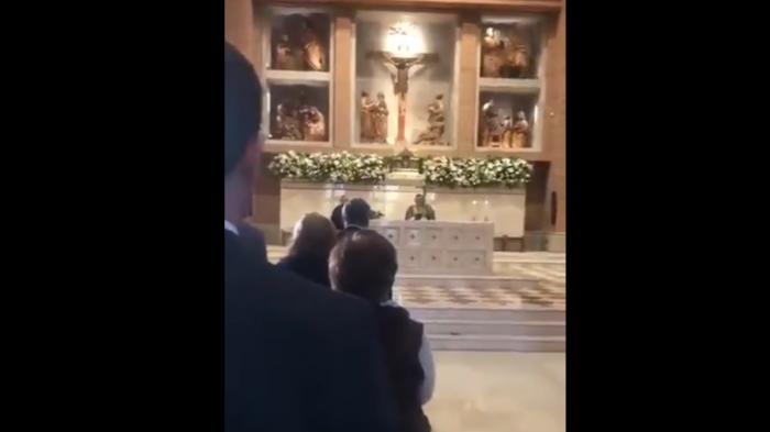 Fieles de iglesia en Vitacura cantaron himno nacional con estrofa eliminada en democracia