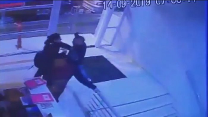 Cámaras de seguridad revelan que vecino golpeó a conserje tras ser multado por atacar a auxiliar del mismo edificio