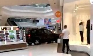 Camioneta ingresa a un centro comercial y se 