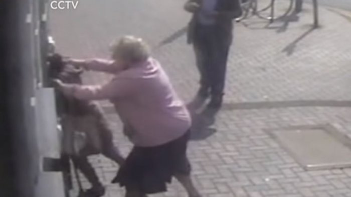 Abuela de 81 años se vuelve viral tras enfrentar a ladrona y evitar el robo de su dinero