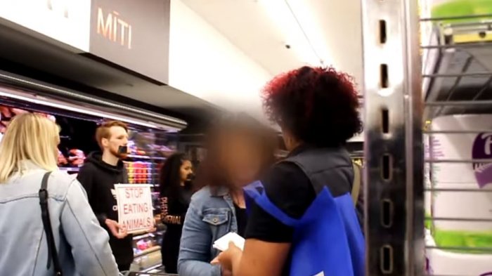 “¡Saca tu cámara de mí!”: Graban a clientes de supermercado enfrentando a veganos que protestaban en el local