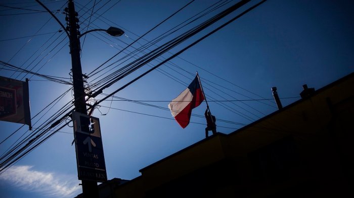Anciano de 92 años murió tras caerse en su patio: Intentaba sacar la bandera chilena