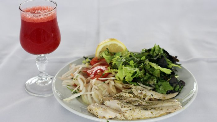 Estudio revela que valor promedio de un menú saludable en un restaurant chileno es de $3.884