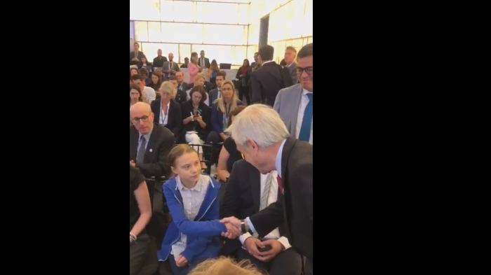 Greta Thunberg rechaza sentarse junto a Piñera y otros líderes, pero el mandatario igual fue a saludarla