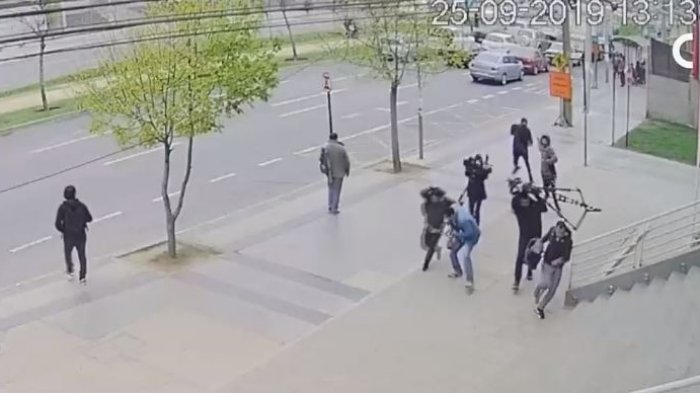 Agreden con piedras a equipo de CHV Noticias en Viña tras formalización de joven que golpeó a carabinero