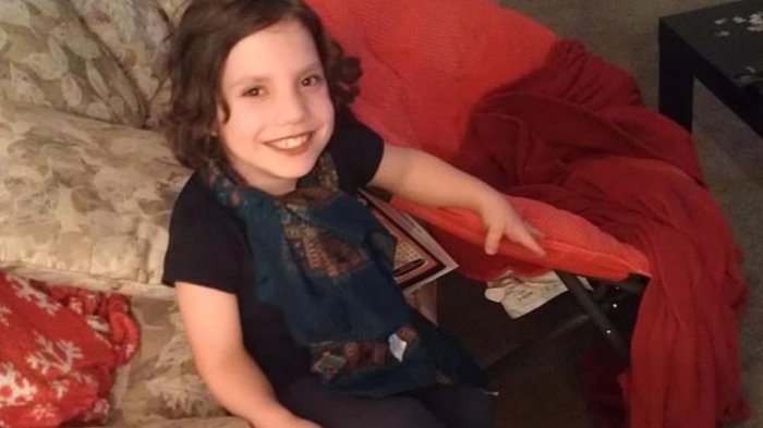 Aparece niña acusada por ex familia adoptiva de intentar asesinarlos: Tiene nuevos padres y hermanos