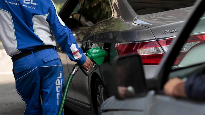 Delincuente atacó con un machete a trabajador de bencinera y lo dejó grave: Se llevó $40 mil