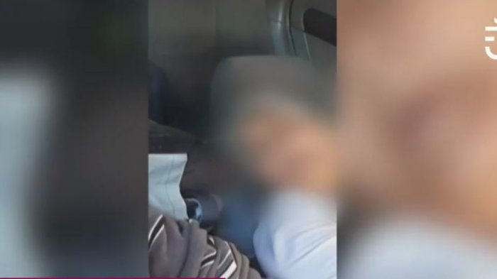 Pareja de ancianos con demencia senil fueron captados en completo abandono: Dormían en un taxi