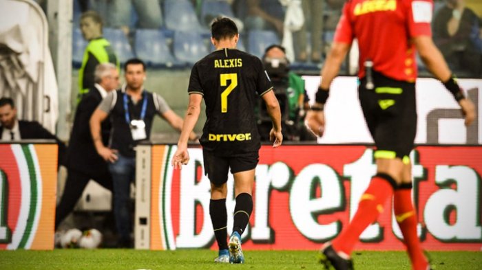 Debut para el olvido: Alexis anotó en el Inter pero fue expulsado por simular