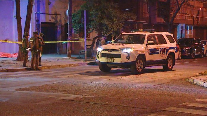 Mujer murió tras ser apuñalada en un paradero de Santiago Centro