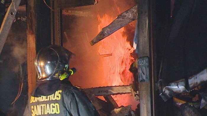 Incendio en la Comunidad Ecológica de Peñalolén dejó 4 locales con pérdida total