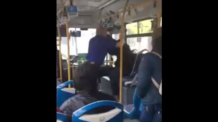 “Me estoy defendiendo”: Graban pelea a combos entre chofer de bus y pasajero en Punta Arenas