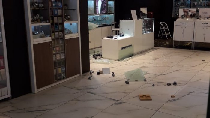 En menos de un minuto robaron cerca de 100 relojes: 5 delincuentes asaltaron tienda en mall Parque Arauco